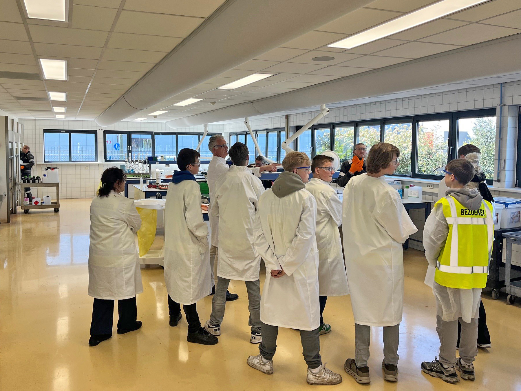 laboratorium, labjassen, veiligheidsbril, groep, bezoekers