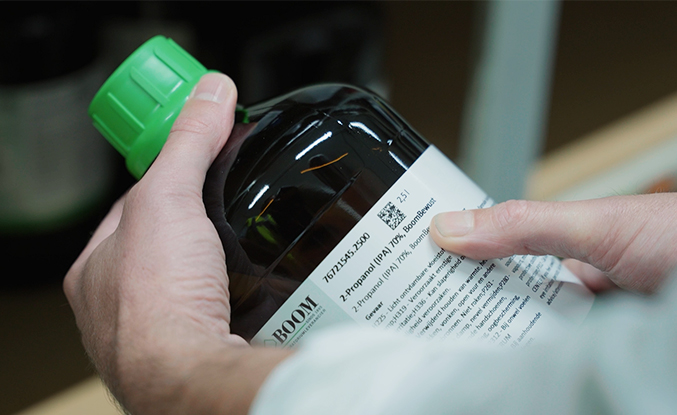 fles, groene dop, donkere fles, etiket, handheld