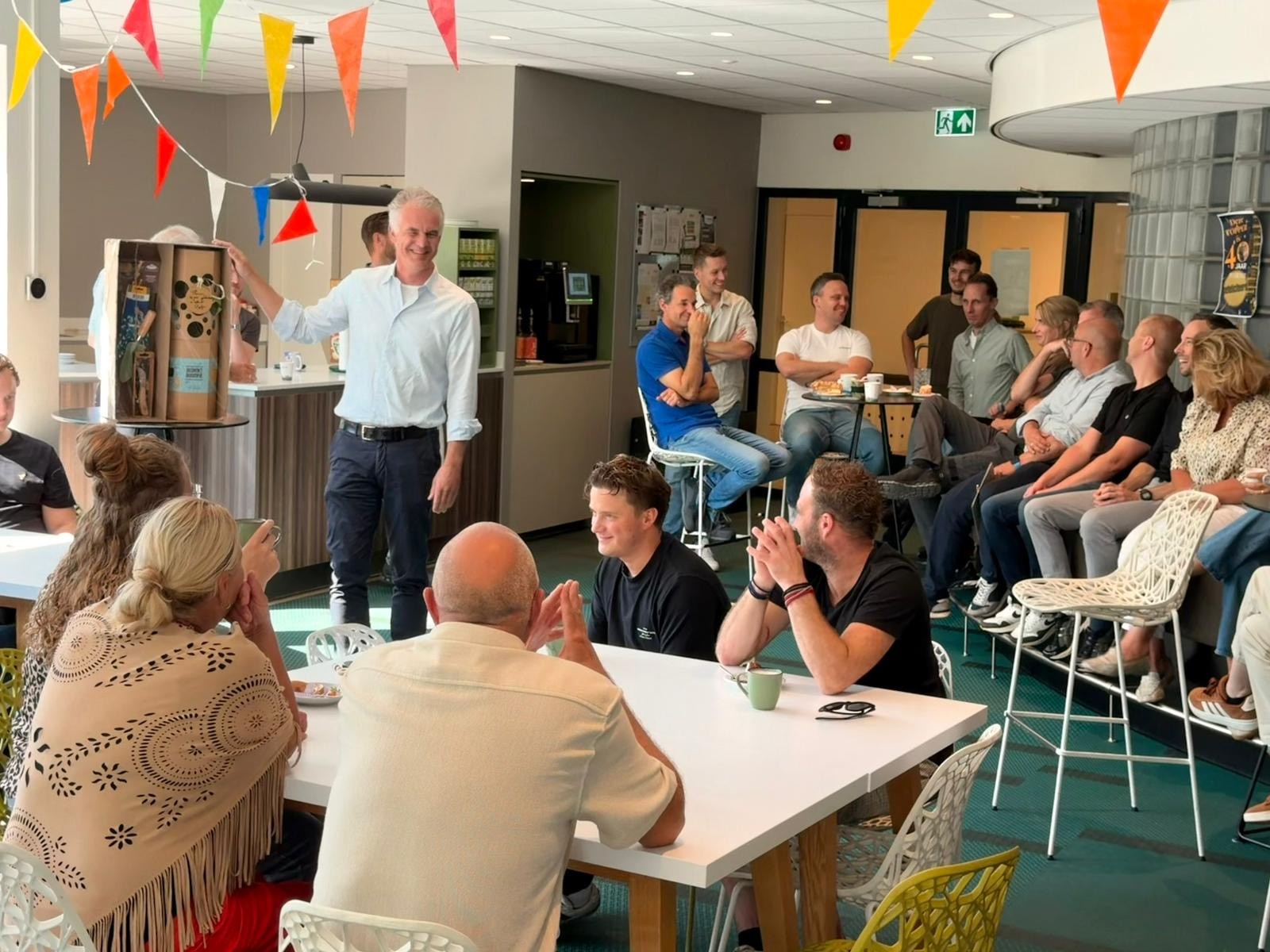 kantoorfeest, presentatie, groep mensen, koffiehoek, collegaVerzameling