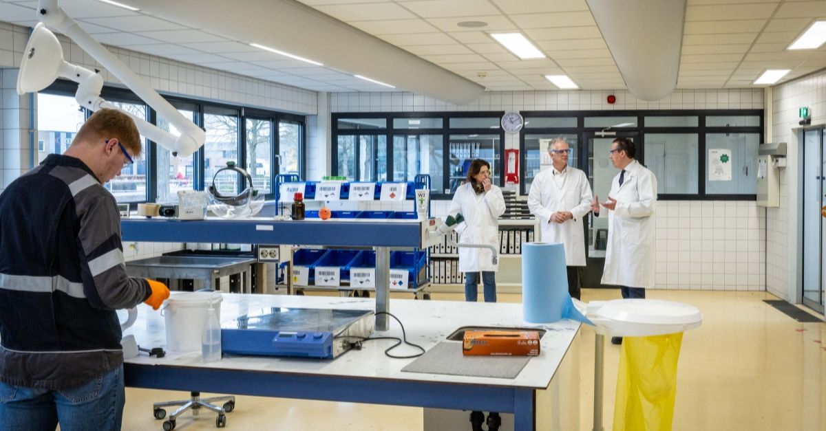 laboratorium, apparatuur lab, werkbank, handschoenen, wetenschappers