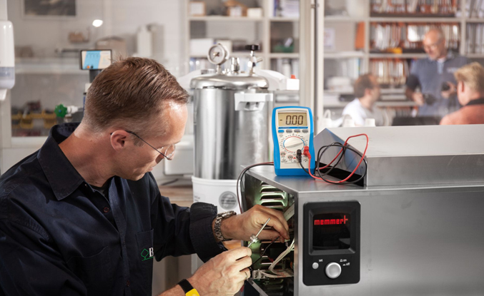 industrieel apparaat, elektrisch paneel, tester, drukmeter, onechte kast