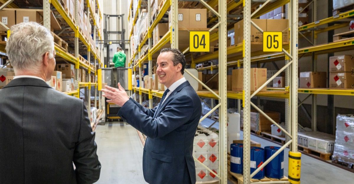 magazijn, opslag, rekken, kantoor personeel, zakenbijeenkomst