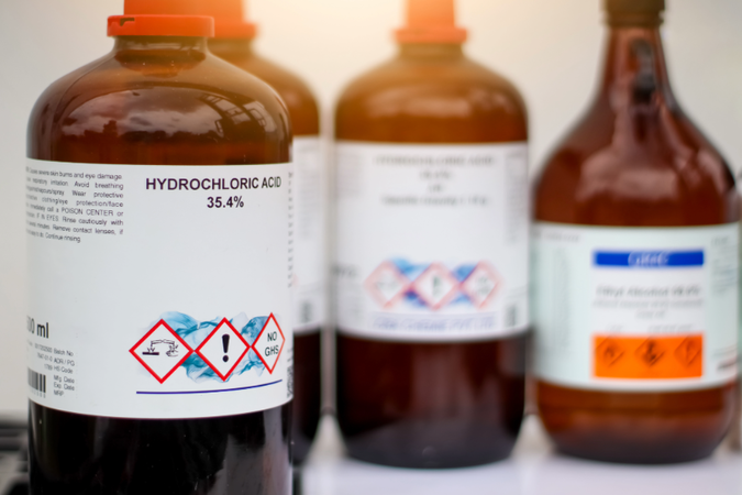 Hier zie je 3 flessen van verschillende hoeveelheden zoutzuur