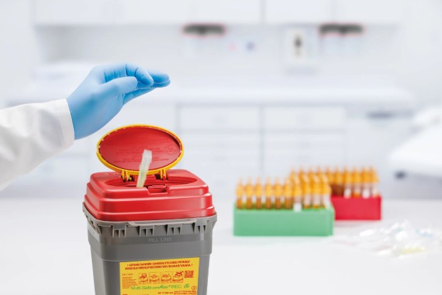 biohazard, afvalcontainer, medisch afval, sharps container, gegloveerde hand