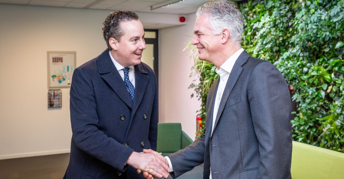 mannen, zaken, handdruk, kantoor, jas