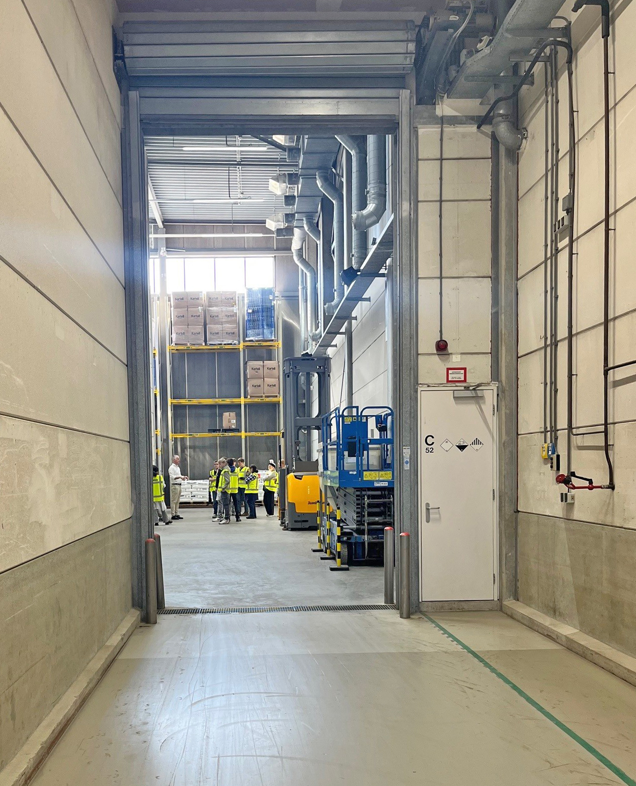 magazijn, industrieel, vorkheftruck, groep mensen, opslagrekken