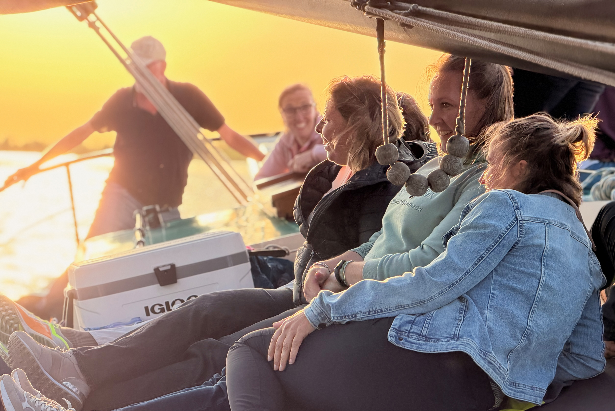 Samen skûtsjesilen in Friesland
